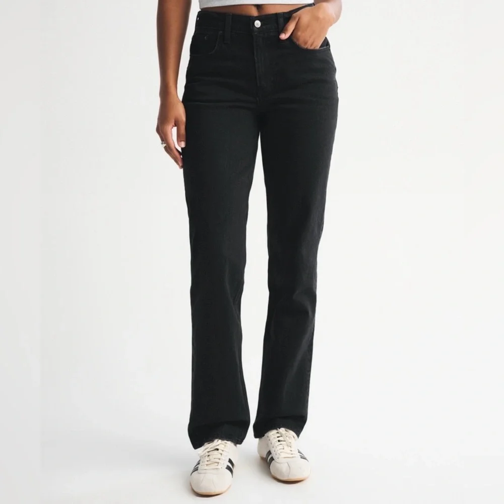 Abercrombie & Fitch Women's
Curve Love Mid Rise 90s Straight Black Jean Size 26 - Picture 2 of 6